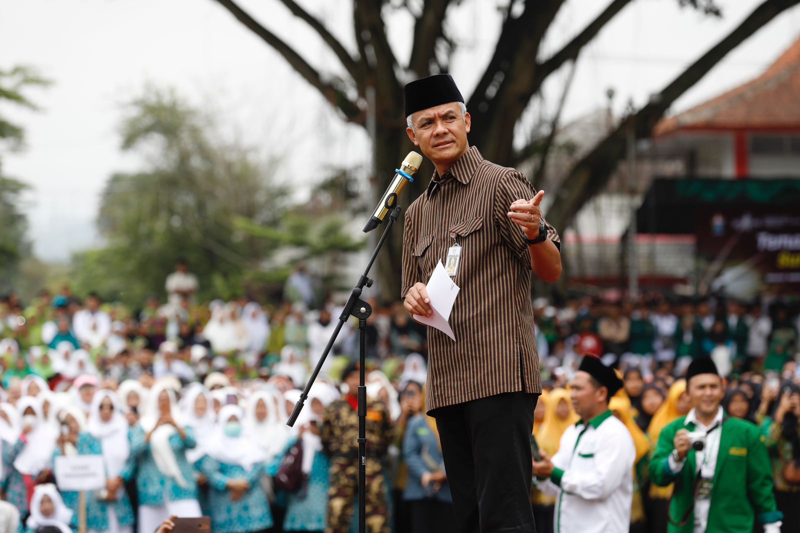 Gubernur Ganjar Hadiri Apel Satu Abad NU Bersama 15 Ribu Nahdliyin di Alun-Alun Temanggung