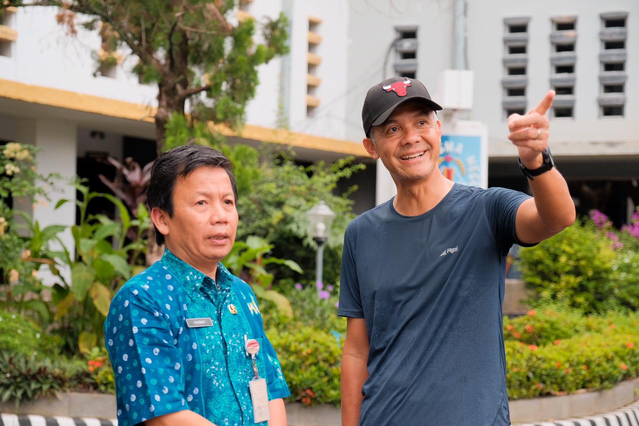 Cek Pohon Tumbang di SMAN 1 Semarang, Ganjar Ajak Guru, Alumni dan Siswa Tanam Pohon