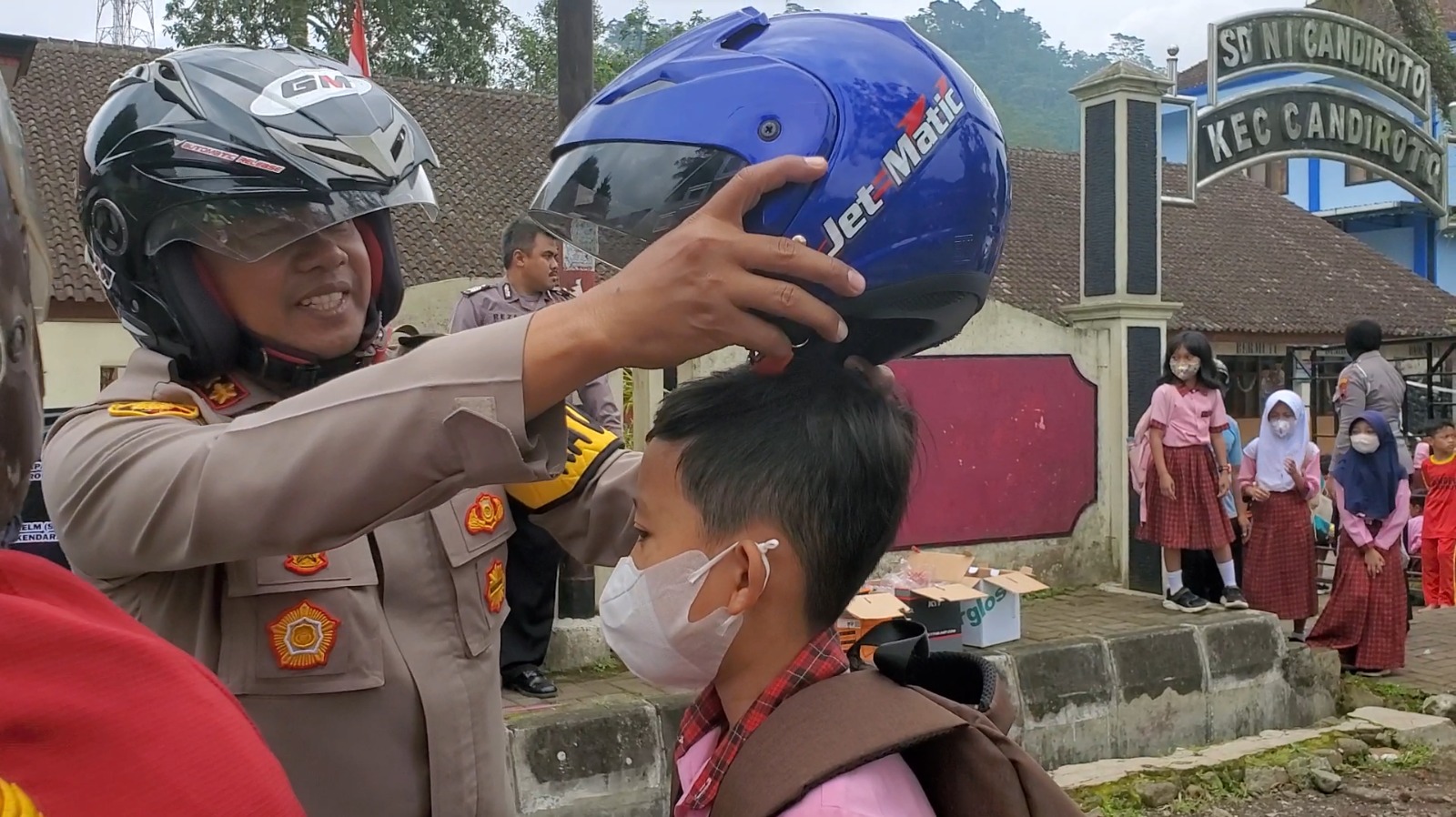 Ops Keselamatan Lalulintas Candi-2023, Jumpai Anak SD Di Bonceng Tidak Pakai Helm, Polres Temanggung Bagikan Helm Gratis Kepada Siswa SD