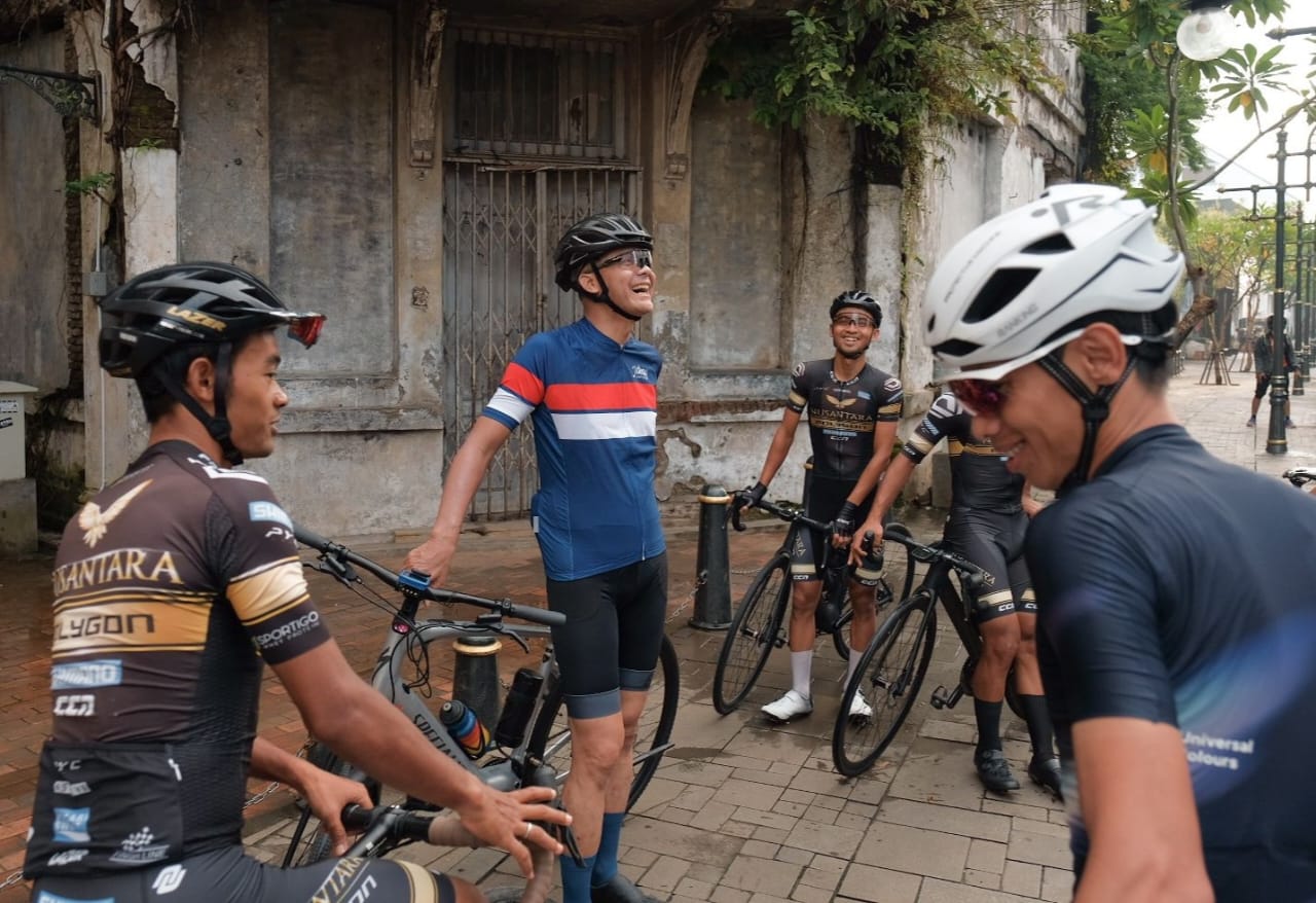 Ganjar Ajak Atlet Sepeda dari Nusantara Cycling Team Gowes Keliling Semarang