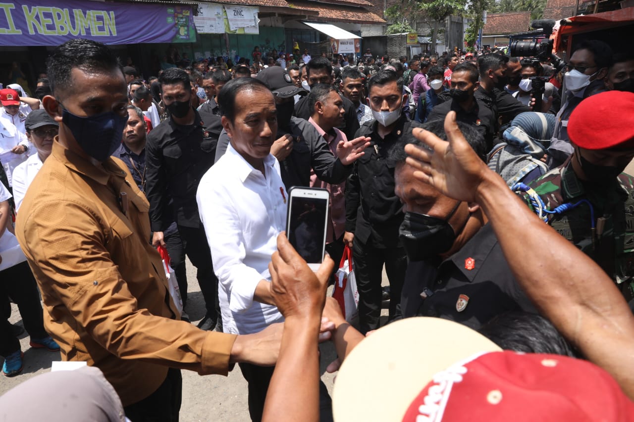 Pelajar dan Emak-emak Pedagang Antusias Sambut Jokowi, Ganjar; Seperti Rindu yang Terobati