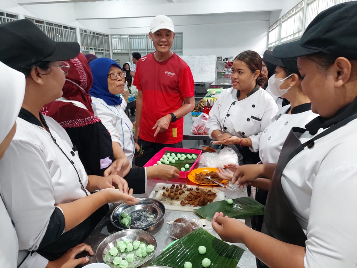 Sambangi SMKN 4 dan SMKN 2 Surakarta, Ganjar Apresiasi Kepercayaan Diri dan Karya Pelajar