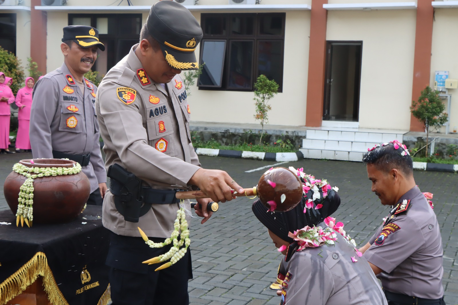 Melaksanakan Dinas Tanpa Cacat, Kapolsek Tretep Dan Kasat Binmas Polres Temanggung Mendapatkan Kenaikan Pangkat Pengabdian Dari AKP Ke Kompol