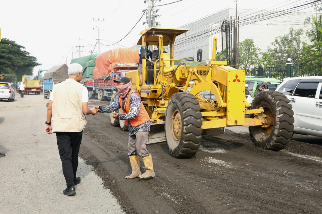 Tinjau Jalan Rusak Pantura Timur, Ganjar Langsung Panggil Kepala Balai Jalan