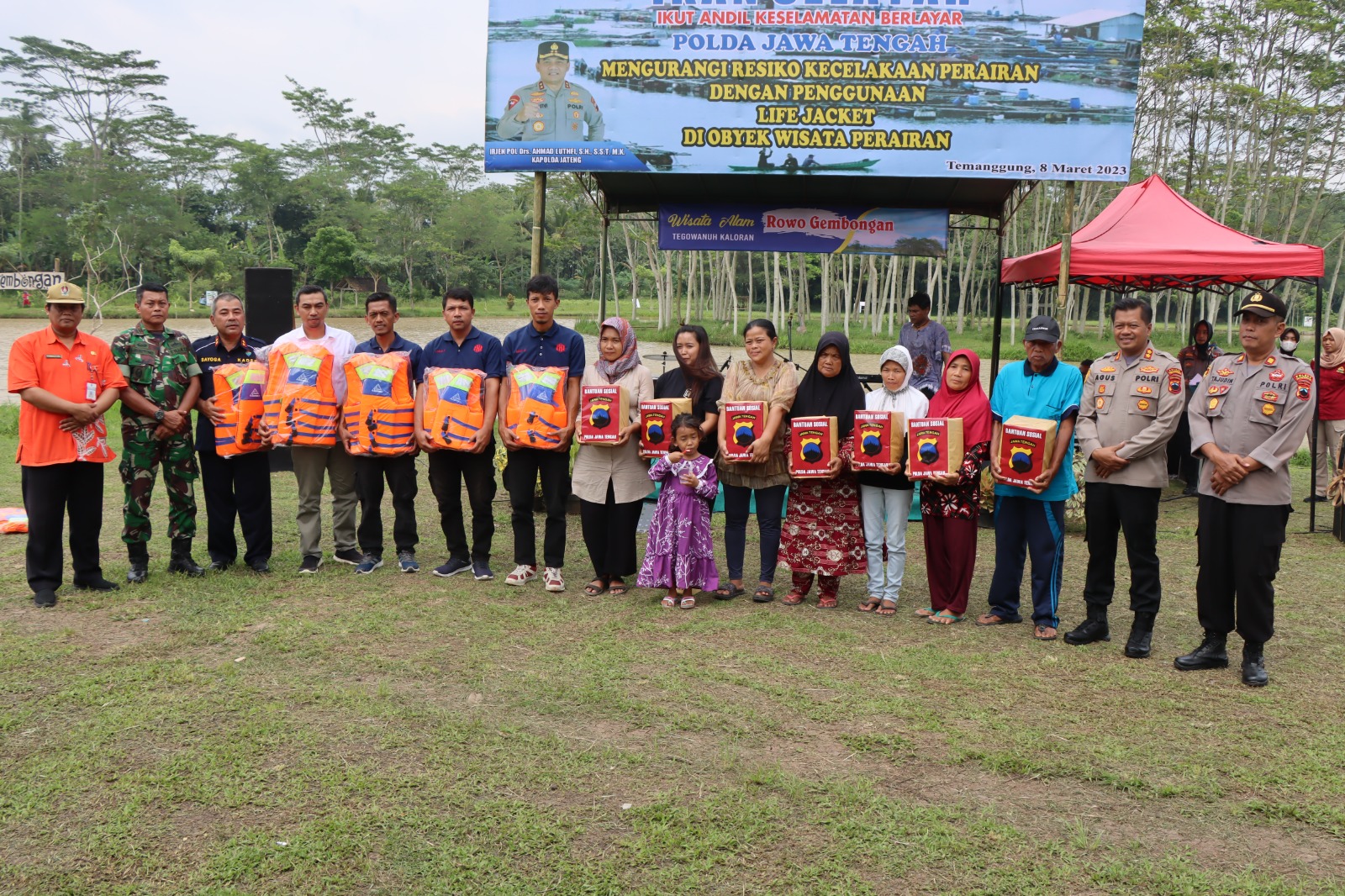 Kapolres Temanggung Bagikan Sembako dan 15 Jaket Pelampung Kepada Pengelola Wisata Rawa Gembongan Kaloran