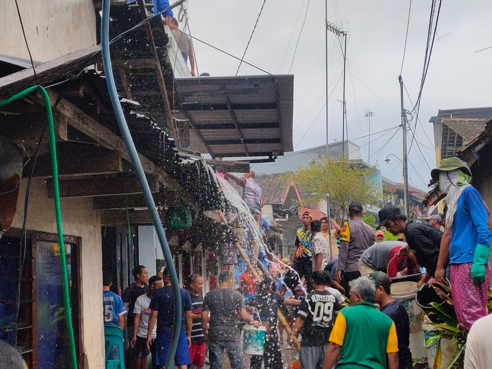 Di duga Selang Gas Bocor, Satu rumah Warga Di Temanggung Hangus Terbakar