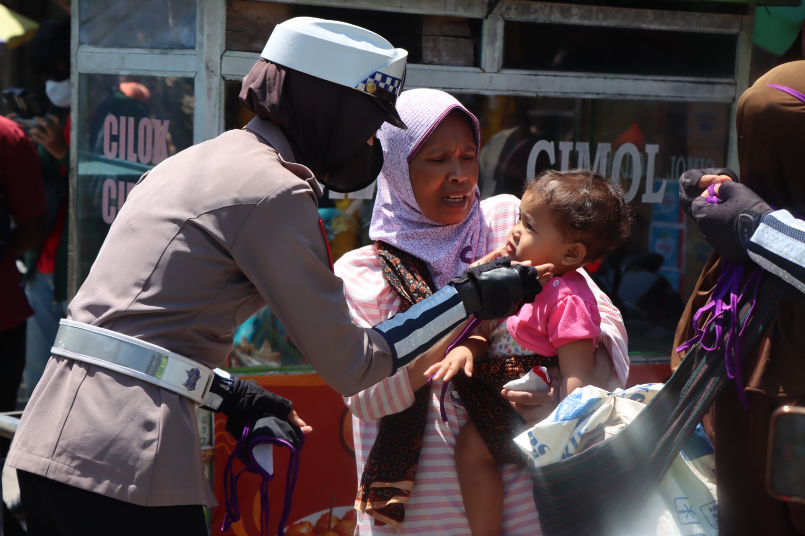 Erupsi Merapi, Polwan Polres Temanggung Bagikan 3000 Masker dan Beri Himbauan Kepada Masyarakat