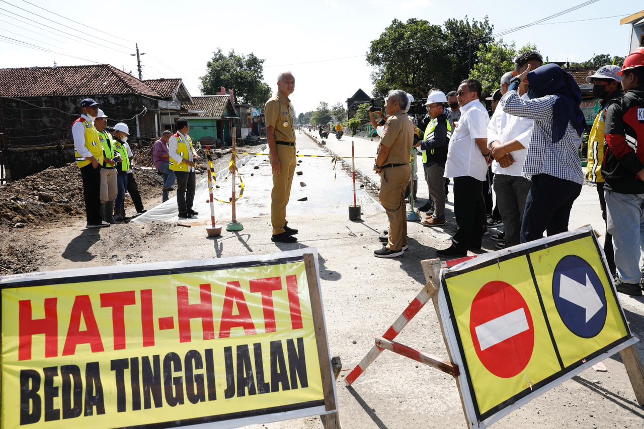 Cek Jalan Raya Solo-Purwodadi, Ganjar Pastikan Perbaikan Jalan Rusak Optimal