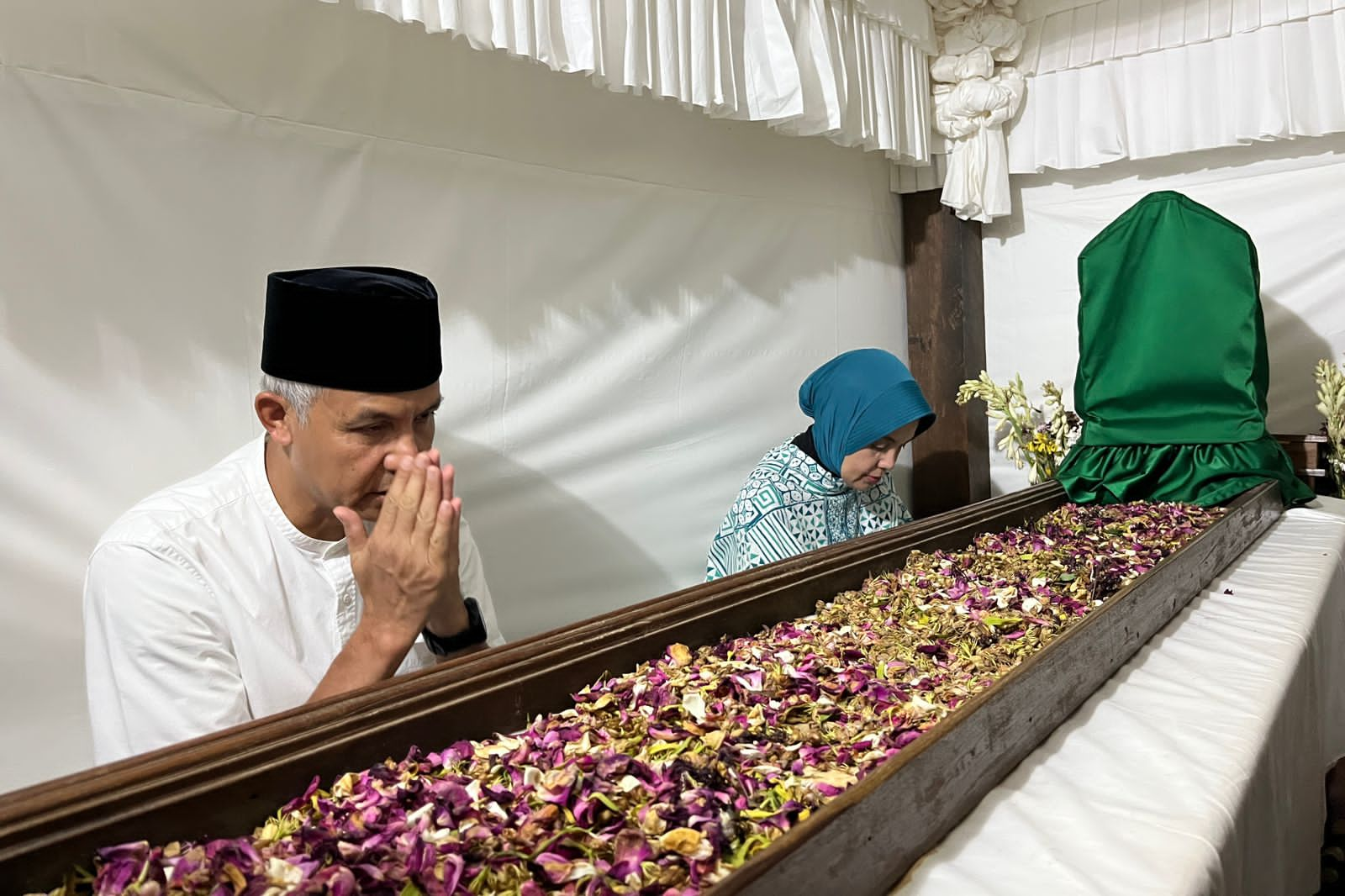 Ziarah ke Makam Sunan Muria, Ganjar : Wali Pecinta Seni dan Konservasi