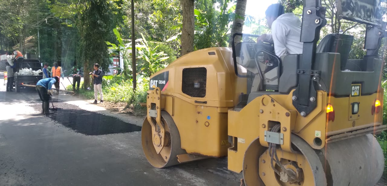 Antisipasi Arus Mudik, Pemkab Temanggung Kebut Penambalan Lubang Aspal Jalan