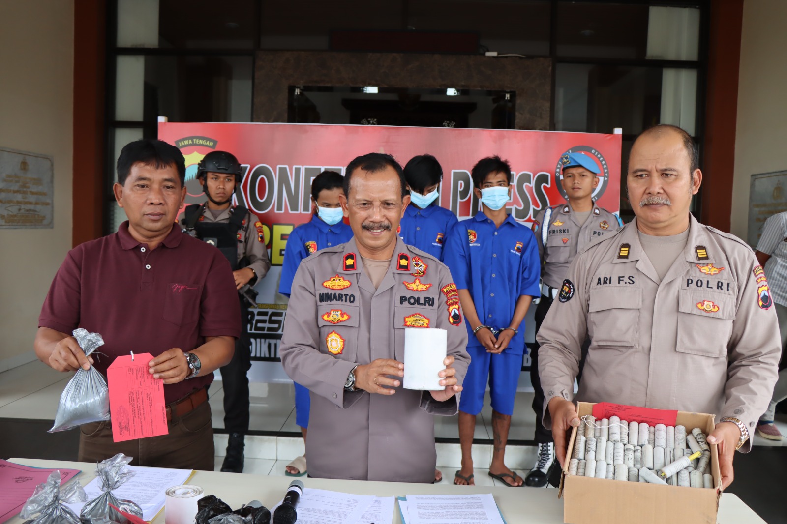 Tangkap Tiga Tersangka Penjual Bahan Mercon Melalui COD, Polres Temanggung Sita 10,7 Kg Bahan Mercon