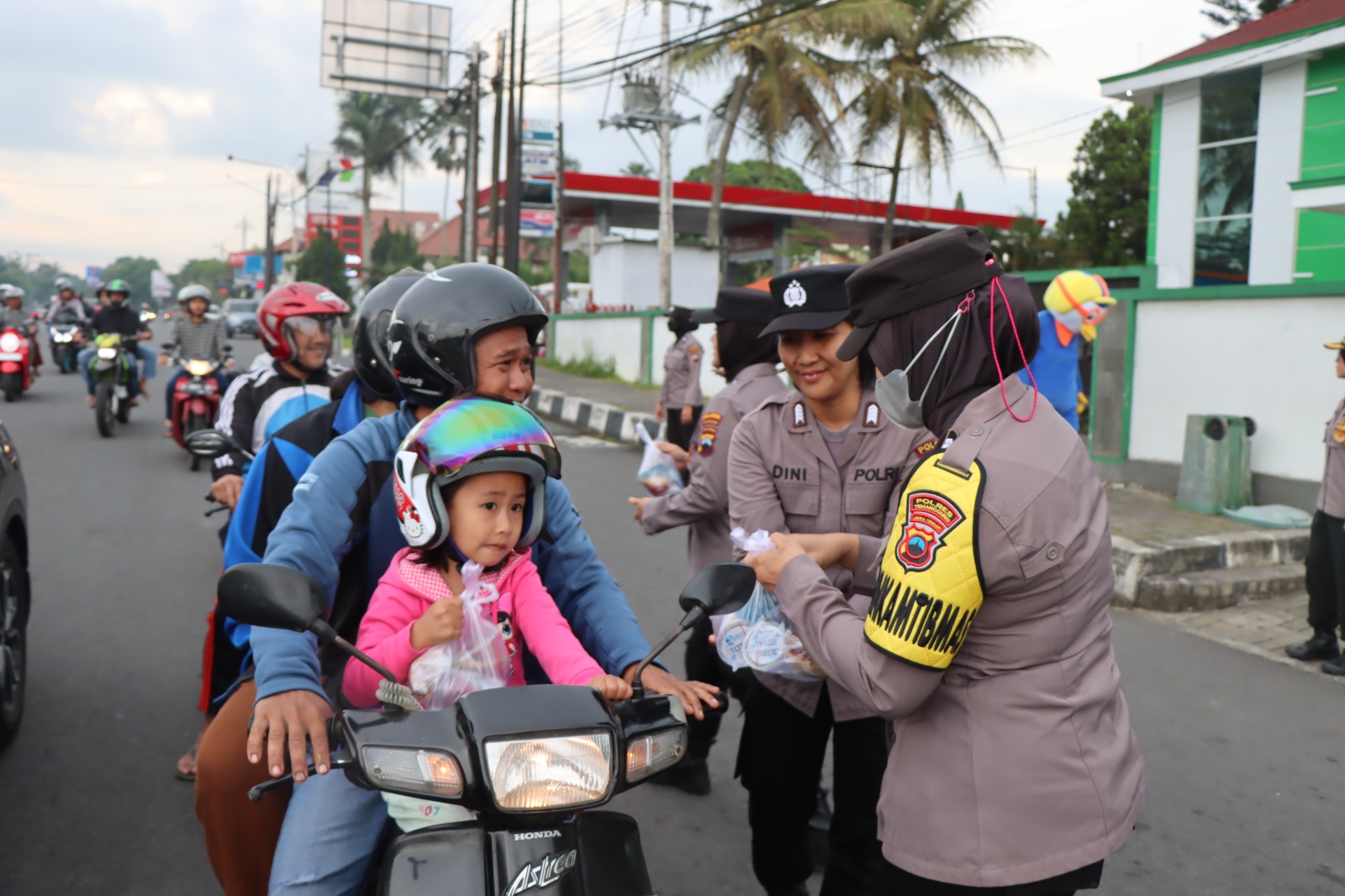 Menjelang Berbuka Puasa, Polwan Polres Temanggung Bagikan Takjil Kepada Pengguna Jalan