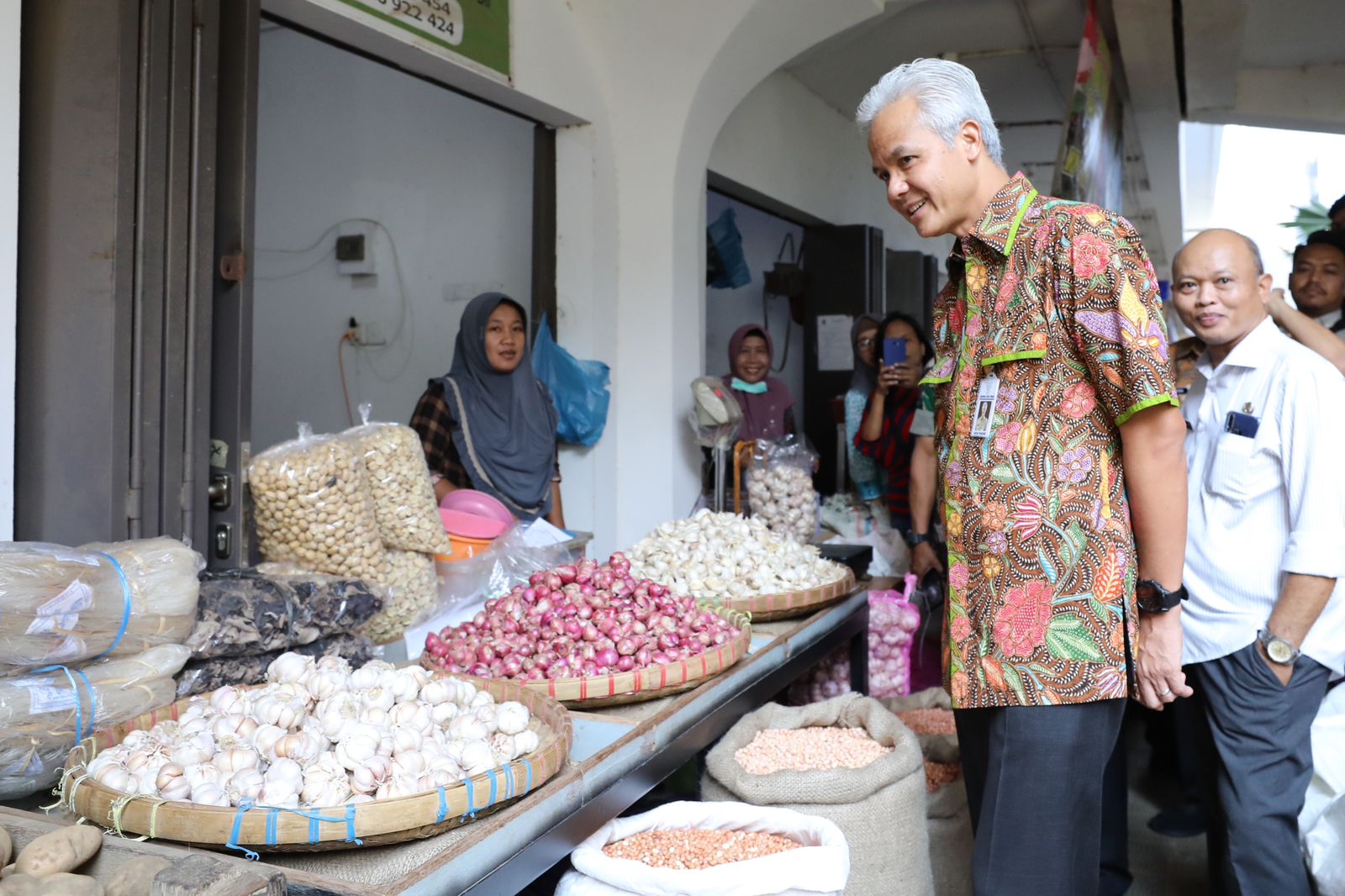 Pantau Operasi Pasar, Ganjar Pastikan Harga Bahan Pokok Jelang Lebaran Stabil