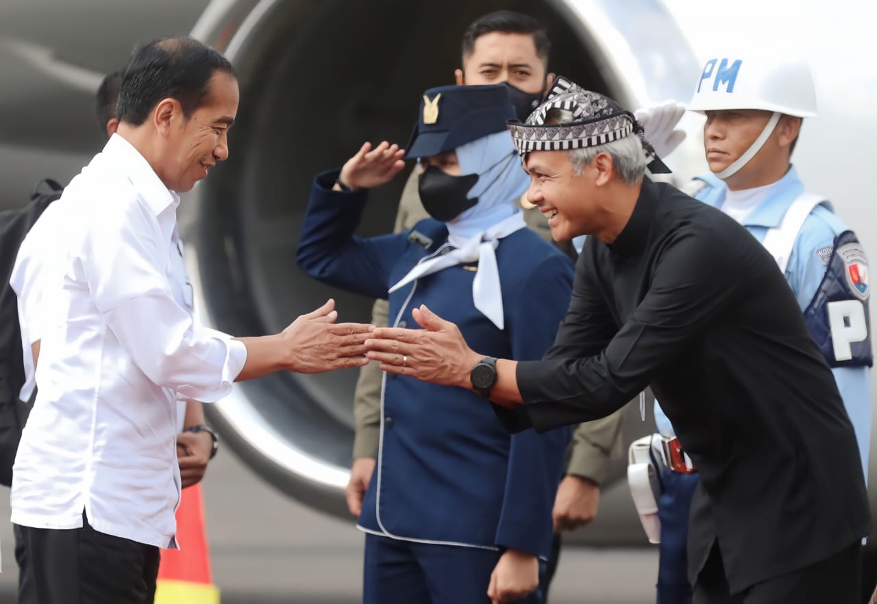 Senyum Jokowi saat Dijemput Ganjar Pakai Baju Samin