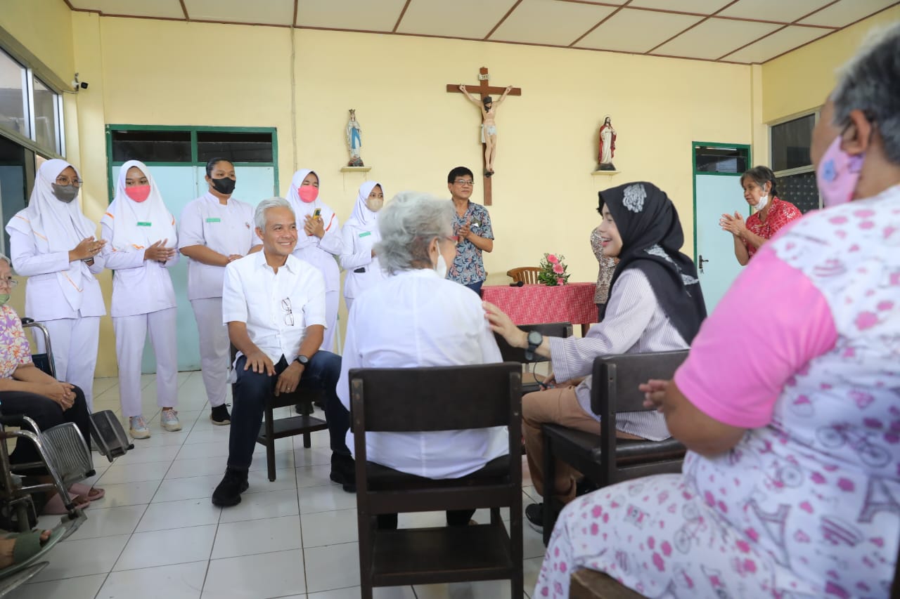 Jumat Agung, Senangnya Nenek Bernadheta Dapat Kejutan Dikunjungi Ganjar