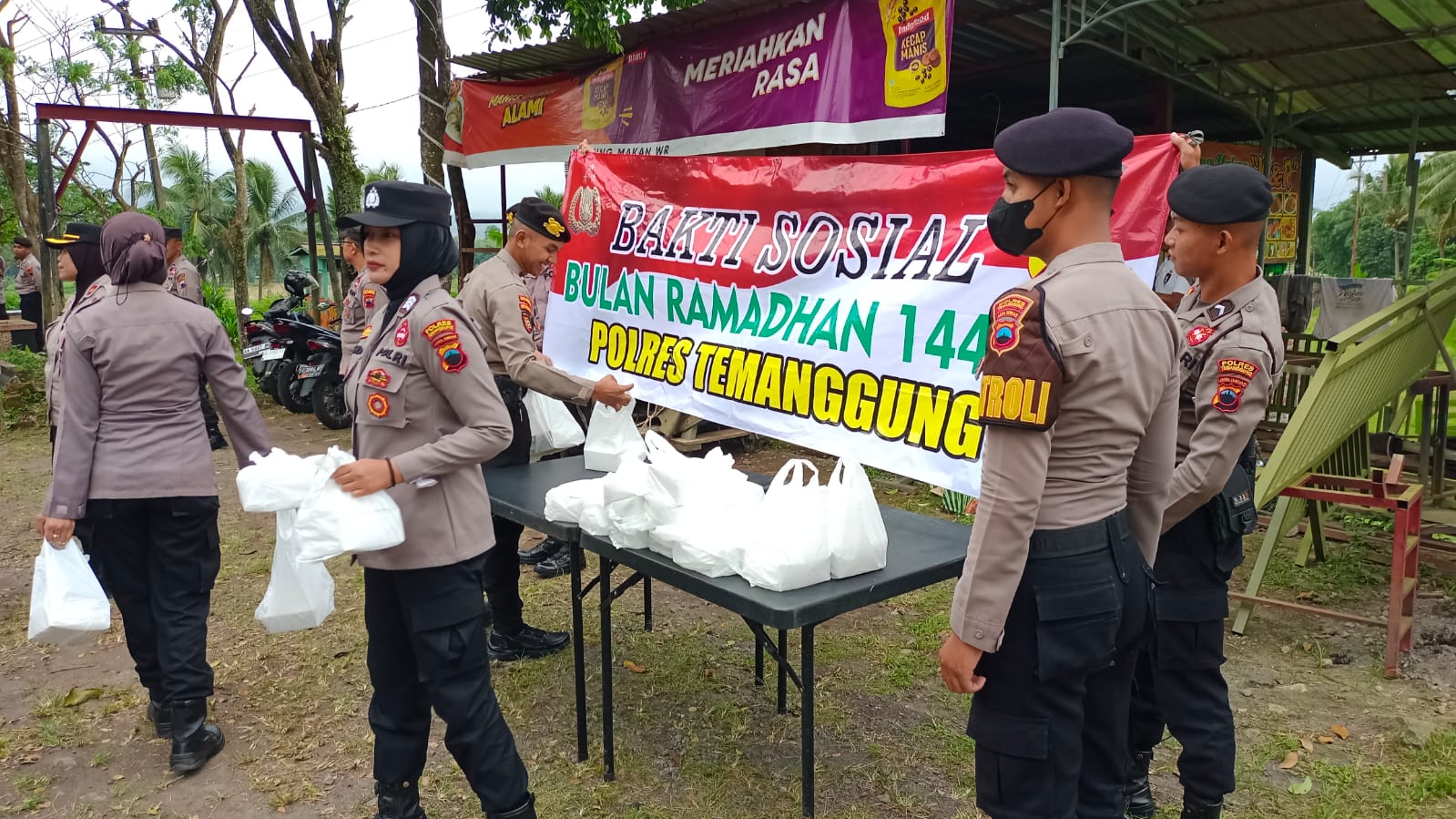 Bulan Ramadhan, Polres Temanggung Bagikan Takjil Serta Gelar Bakti Sosial