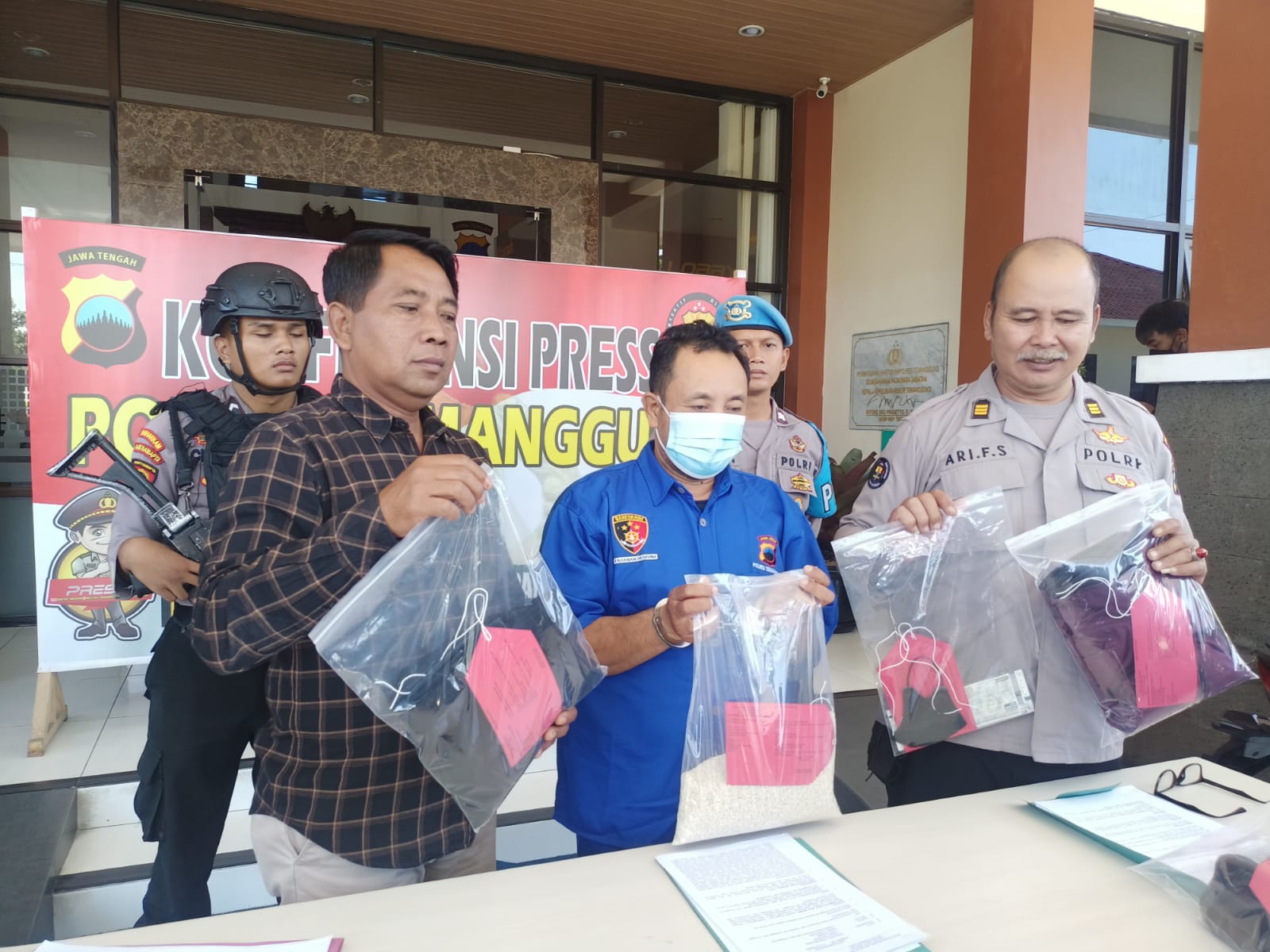 Bawa Kabur Puluhan Slop Rokok Berbagai Merk, Warga Salatiga Di Tangkap Polisi