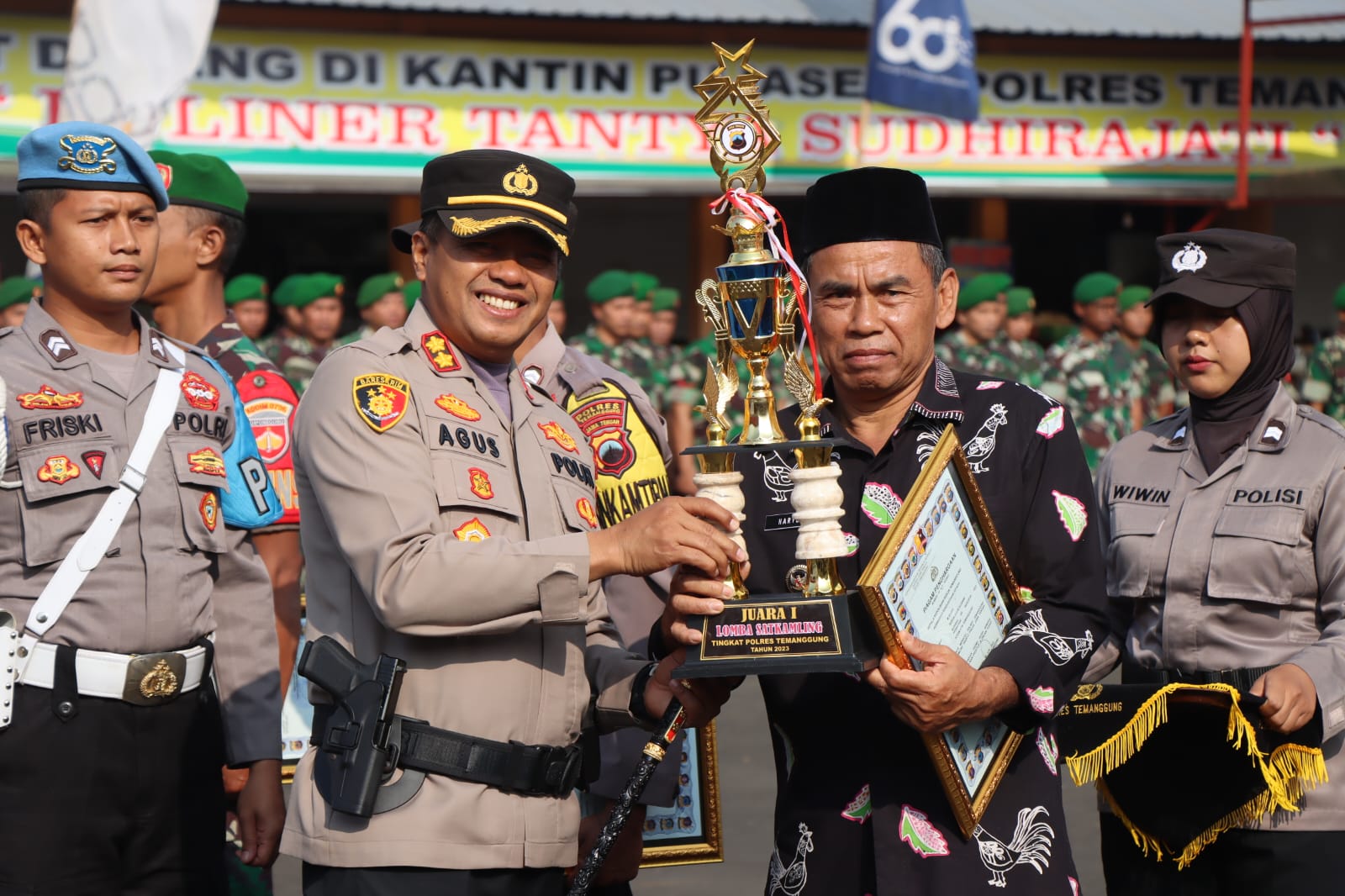 Apel Ketua Satkamling Tahun 2023, Kapolres Temanggung Berikan Piagam Penghargaan Kepada Kaposkamling, Babinsa dan Bhabinkamtibmas Berprestasi.