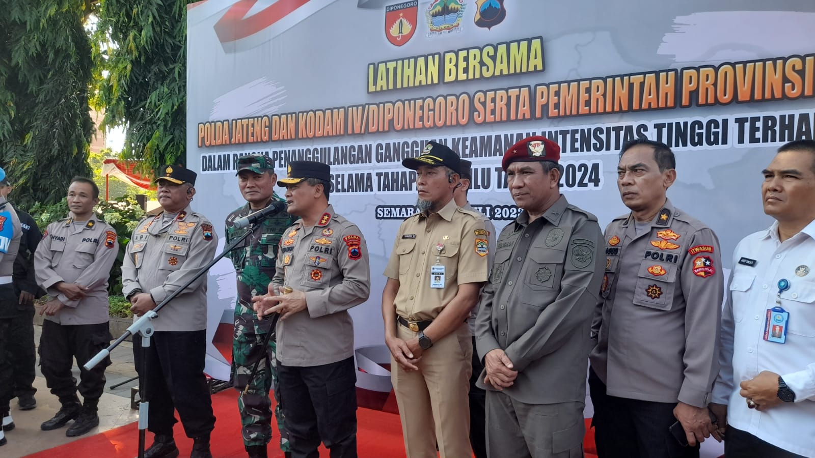 TNI Polri dan Pemprov Jateng Gelar Simulasi Pengamanan VIP Pemilu 2024 di Simpang Lima