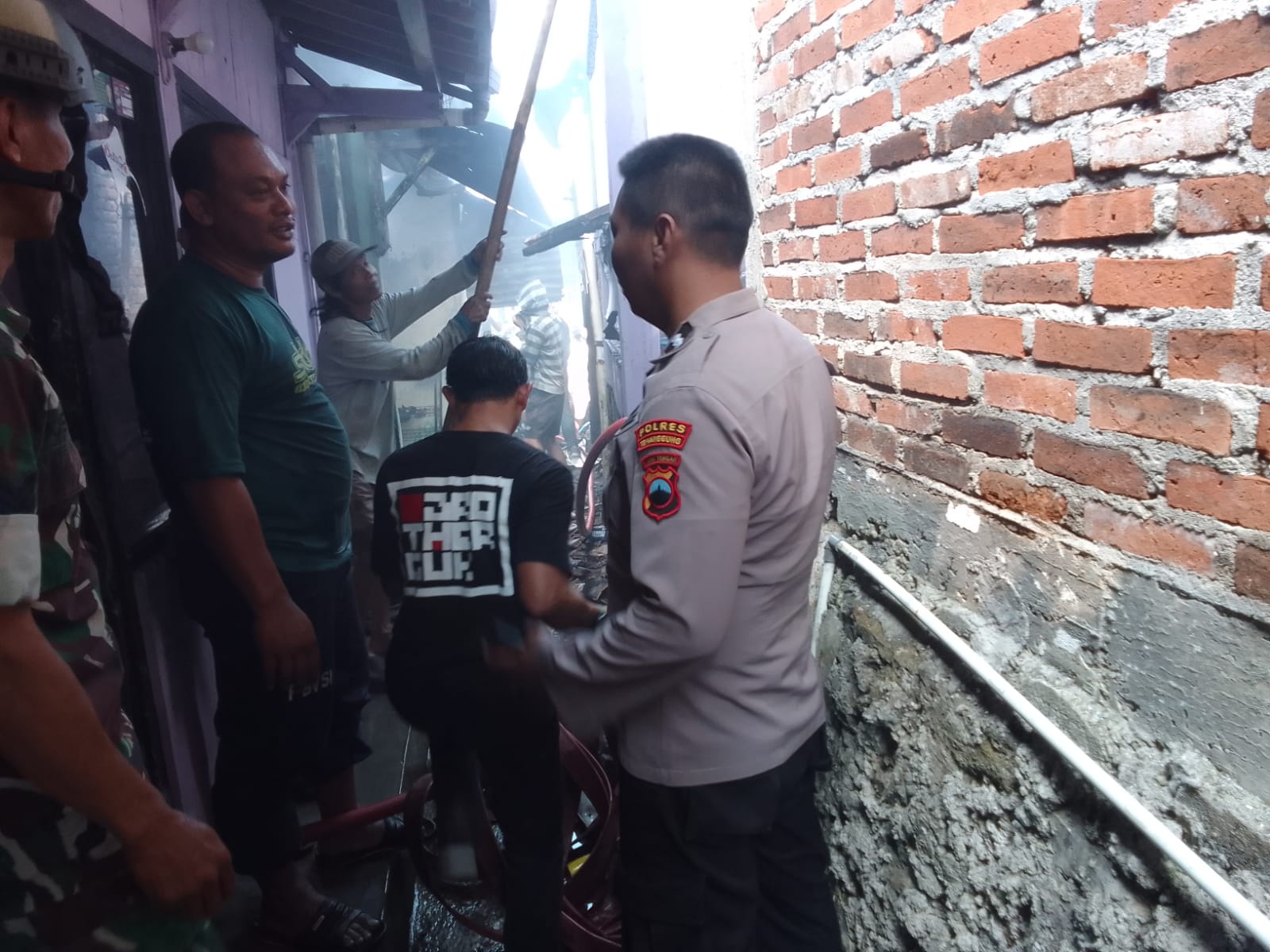 Atap Dapur Roboh Menimpa Tungku Yang Masih Menyala, Dua Rumah Warga Padangan Terbakar