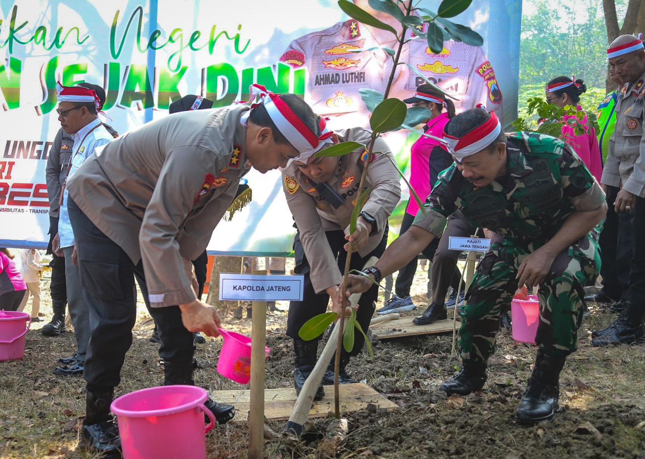 Kapolda Jateng Tanam Ribuan Pohon Di Kawasan Penyangga Air Gunungpati Semarang