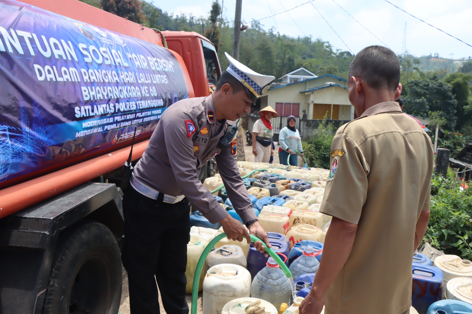 Hari Jadi Lalulintas Bhayangkara Ke-68, Polres Temanggung Gelar Bakti Sosial dan Bantuan Air Bersih