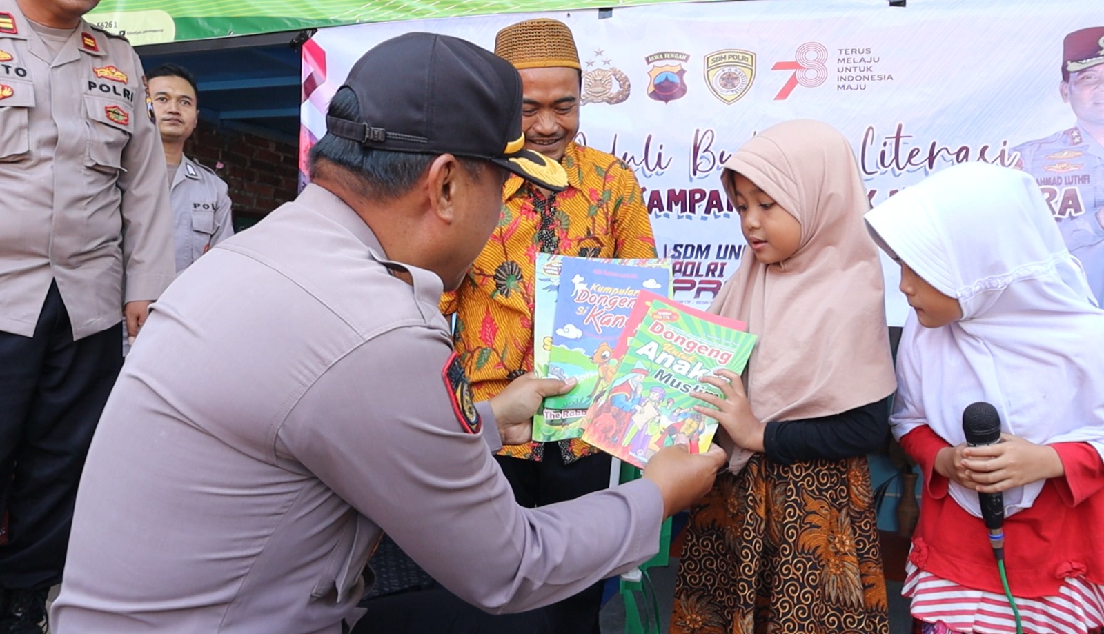 Polri Peduli Budaya Literasi Distribusi Buku Sampai Pelosok Nusantara, Polres Temanggung Donasikan 1.325 Buku ke PAUD dan TK di Tembarak