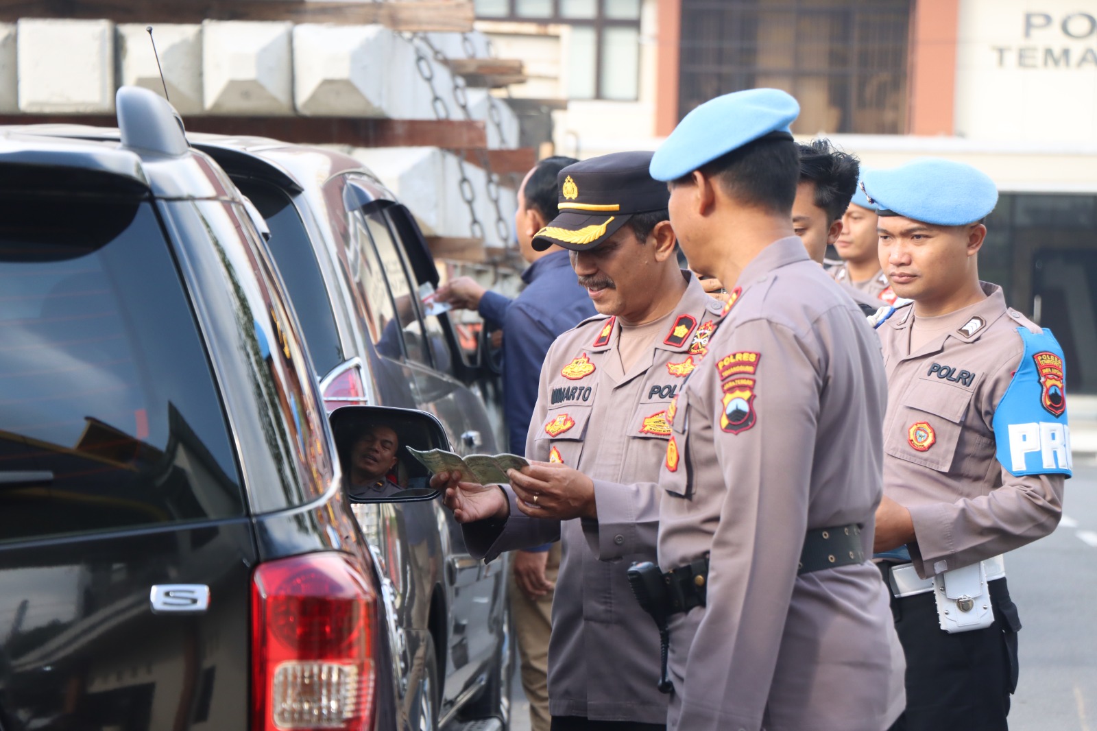 Pastikan Kelengkapan Kendaraan Dan Surat Nyata Diri Anggota, Si Propam Polres Temanggung Gelar Razia di Pintu Masuk Mako