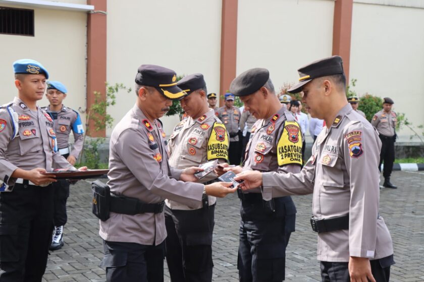 Pastikan Polri Netral, Waka Polres Temanggung Bagikan Buku Saku Pedoman Netralitas Polri Pada Pemilu 2024 Kepada Anggotanya Saat Apel Pagi