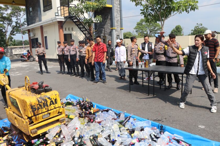 Jelang Perayaan Nataru, Polres Temanggung Musnahkan 500 Botol Miras Dan Minuman Tradisional Jenis Ciu