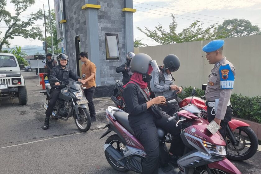 Antisipasi Penggunaan Knalpot Bronk Pada Kendaraan Dinas Maupun Pribadi Angota Polri, Si Propam Polres Temanggung Lakukan Razia