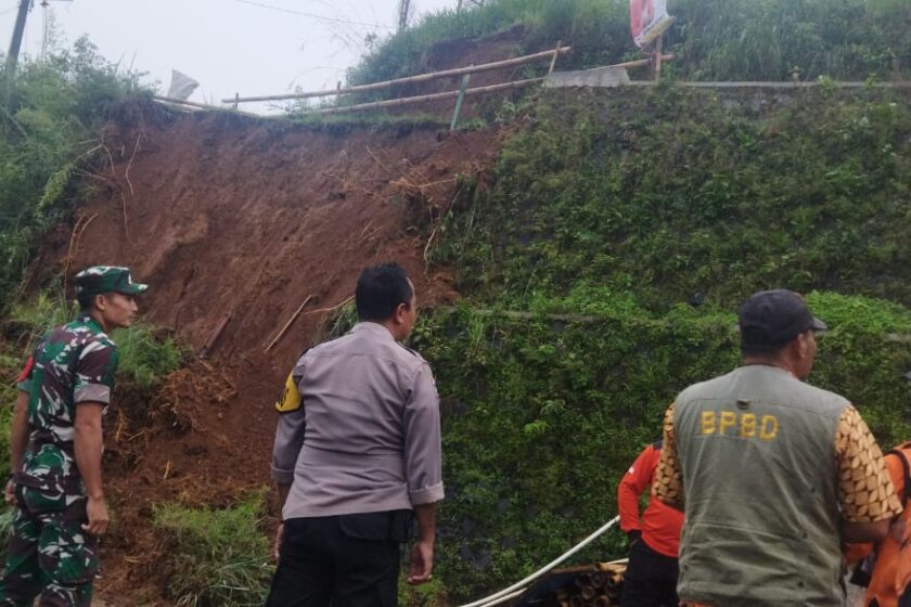 Tanggap Bencana, Polsek Tretep Terjunkan Personil Bantu Penanganan Bencana Tanah Longsor