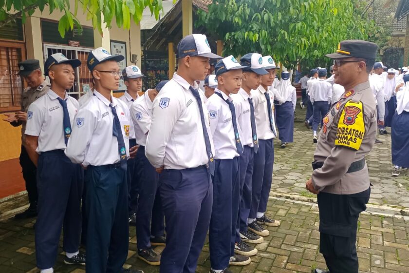 Police Goes To School : Kasat Binmas Polres Temanggung Tekankan Generasi Muda Yang Cerdas, Bermoral, Berakhlak, Dan Kritis