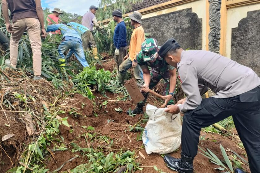 Polsek Tretep Sigap Terjunkan Personil Tangani Tanah Longsor di Desa Campurejo, Tretep, Kabupaten Temanggung