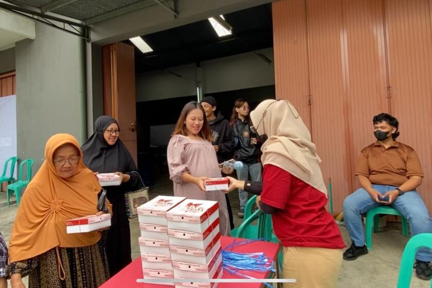 Apresiasi Masyarakat Yang menggunakan Hak Pilihnya Pada Pemilu 2024, Warung Makan Joedag Bagikan Ayam Bakar Gratis