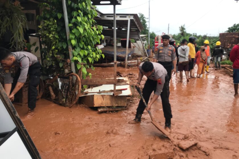 Bantu Warga Terdampak Banjir di Pekalongan, Polda Jateng terjunkan Personel Ditsamapta