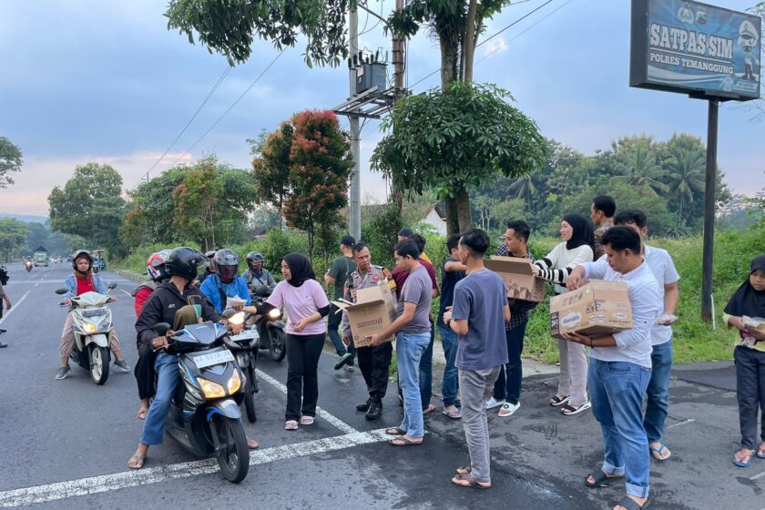 Ramadhan Penuh Berkah, Sat Intelkam Polres Temanggung Bagikan Takjil Kepada Pengguna Jalan