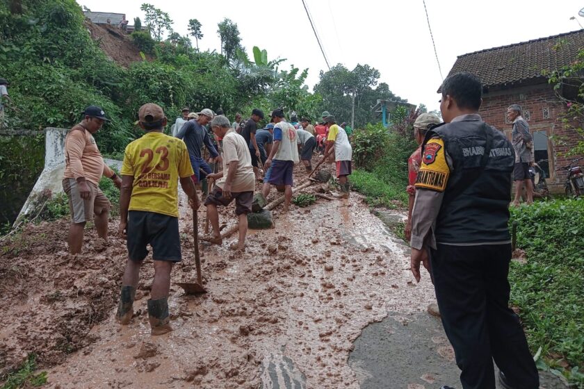 Hujan Deras Dari Sore Hingga Dinihari Akibatkan Tebing Sepanjang 15 Meter Longsor Dan Menutupi Akses Jalan Di Desa Getas Kaloran