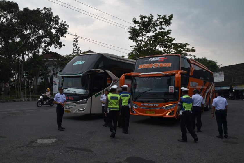 Antisipasi Kecelakaan Dan Pastikan Kondisi Bus Laik Jalan, Satlantas Polres Temanggung Bersama Dinhub Lakukan Rampchek