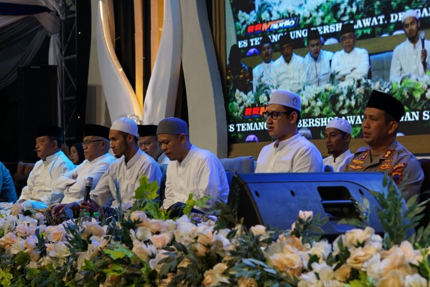 Polres Temanggung Bersholawat Bersama Habib Ahmad, Kapolres Temanggung Bagikan Puluhan Doorprize dan Umroh Gratis