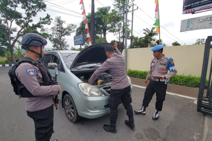 Pastikan Kelengkapan Diri Dan Kendaraan, Si Propam Polres Temanggung Gelar Gaktiblin Di Pintu Masuk Mako Polres