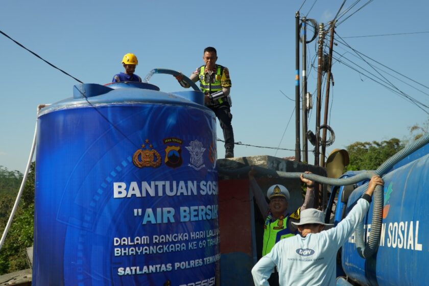 Beberapa Daerah Alami Kekeringan, Polres Temanggung Gelar Bakti Sosial Pemberian Air Bersih dan Sembako