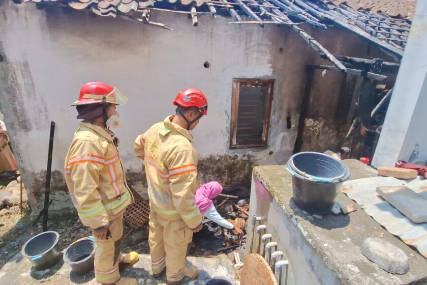 Rumah Warga Tembarak Terbakar, Api Di Duga Dari Penampunan Kayu Tungku Dan Diperkirakan Kerugian Rp. 15 juta