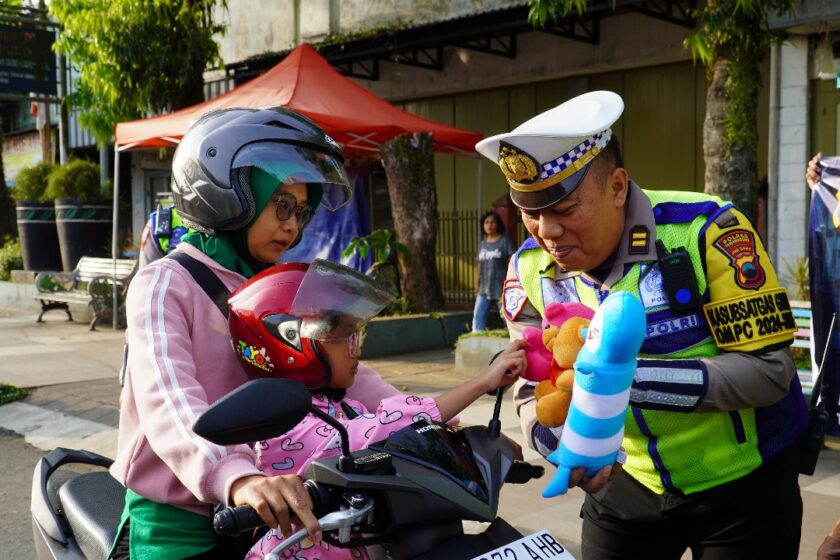 Ops Zebra Candi-2024, Edukasi Masyarakat Tentang Pentingnya Budaya Tertib Berlalulintas, Satlantas Polres Temanggung Bagikan Bunga, Boneka serta Helm Pada Masyarakat