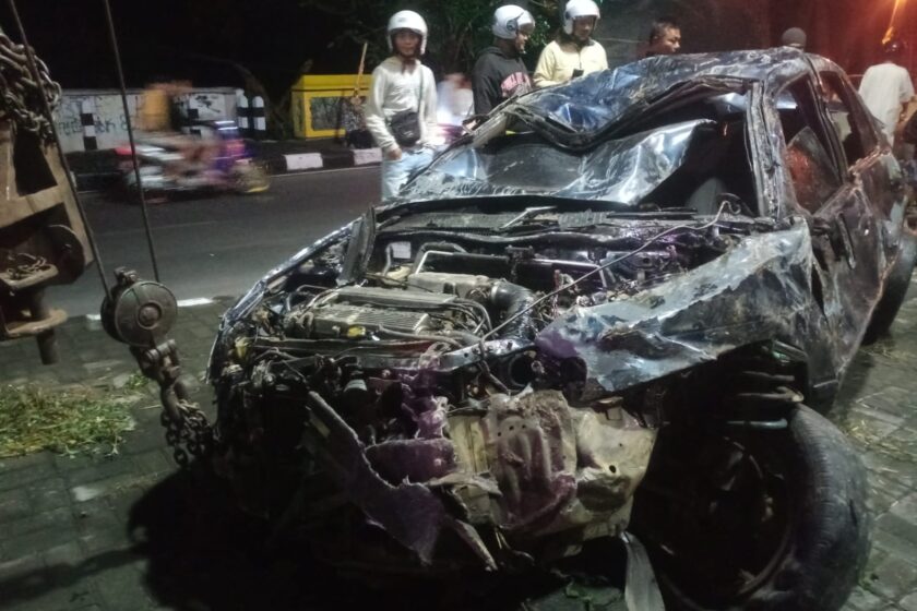 Di Duga Sopir Mengantuk, Sedan Oleng Menabrak Pembatas Jalan Lalu Jatuh Ke Kali Progo