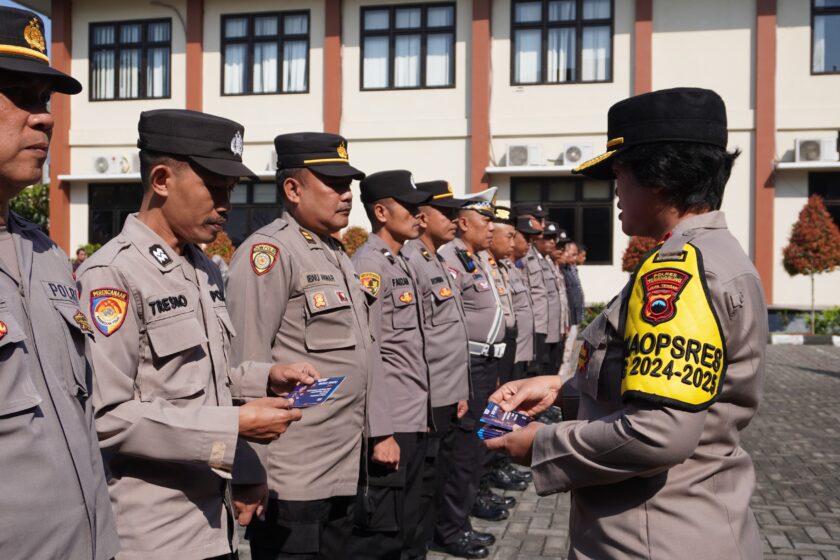 Polres Temanggung Bagikan 200 Buku Saku Netralitas Anggota Polri Pada Pilkada 2024