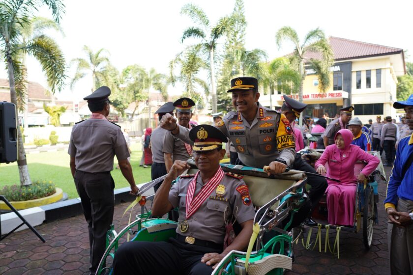 Kapolresta Banyumas Pimpin Wisuda Purnawira Anggota Polri Dan Wredatama PNS Polri