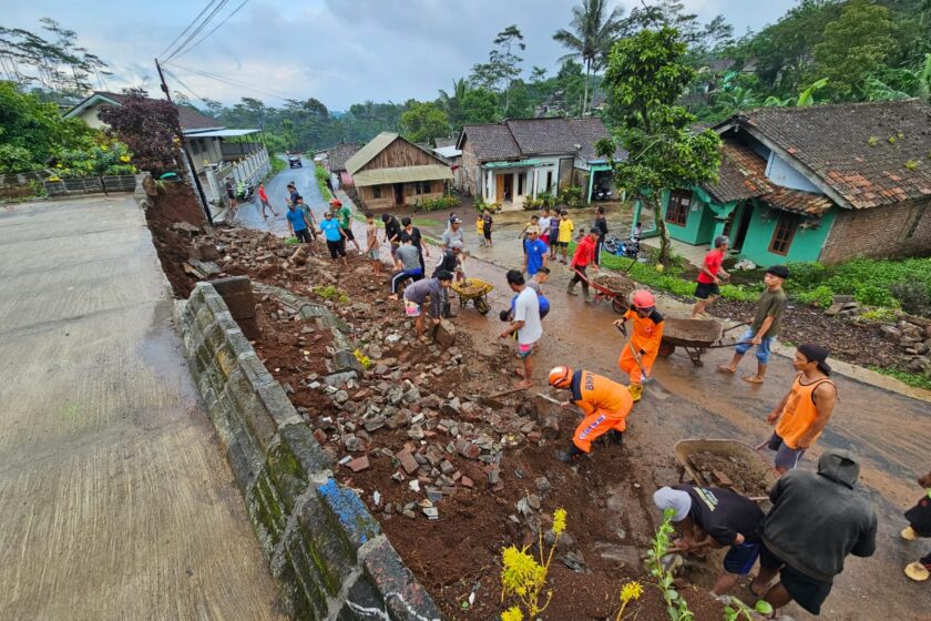 Hujan Deras Sebabkan Longsor di SMPN 2 Kandangan, Akses Jalan Tertutup