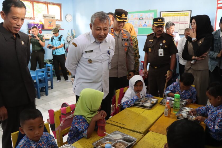 Peninjauan Uji Coba Makan Siang Gratis Polres Temanggung Bersama Forkopimda Kunjungi SD dan SMP