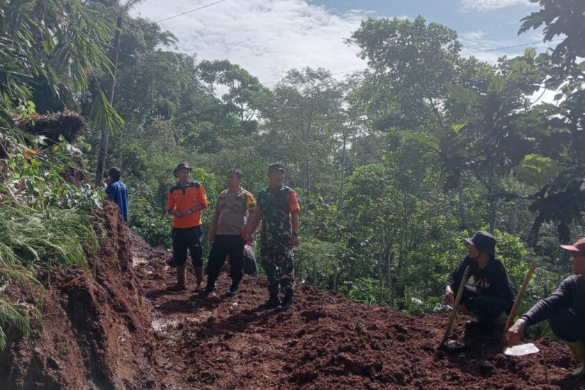 Hujan deras Akibatkan Tebing Setinggi 10 Meter Longsor, Akses Jalan di Kaloran Tertutup